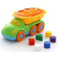 Formaillesztős kisautó